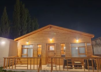 شاليه بألعاب أطفال وجلسة خارجية