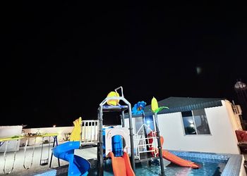 شاليه بألعاب مائية وصالة جلوس