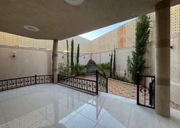 شقة بصالة جلوس وغرفتين نوم 