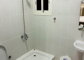 شقة بغرفة معيشة وغرفتين نوم 