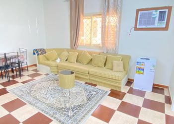 استديو بسرير ماستر وجلسة مريحة 