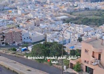 شقة بصالة جلوس وغرفتين نوم 