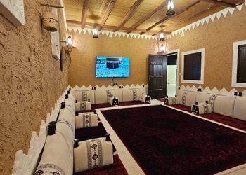 مزرعة بمسطح اخضر وجلسة خارجية