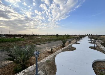 مزرعة بمسطحات خضراء وجلسة خارجية