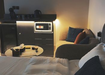 استديو هادئ بسرير ماستر 