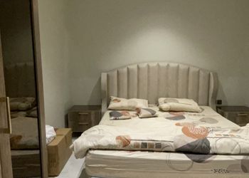 شاليه بمسطح اخضر وجلسة خارجية 
