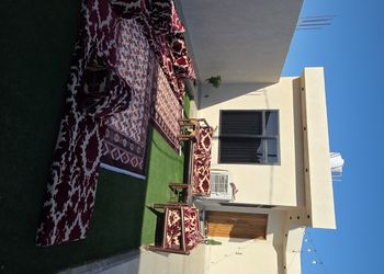 شاليه بجلسة خارجية ومجلس