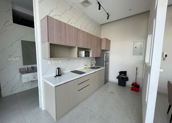 شاليه بمسطح اخضر ومسبح