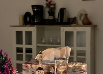 استديو بسرير مريح وأثاث بسيط