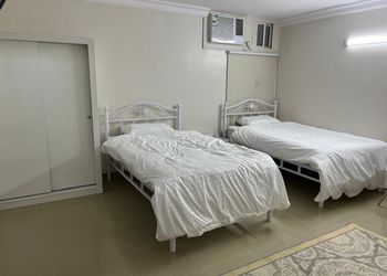 استديو بأثاث مريح وبسيط 