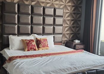 شاليه بجلسة تطل على مسبح خارجي  