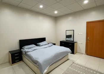 استراحة بجلسة مطلة على مسبح 