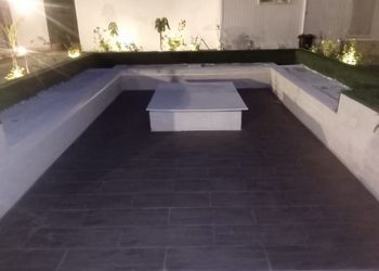 استراحة بجلسة مطلة على مسبح 