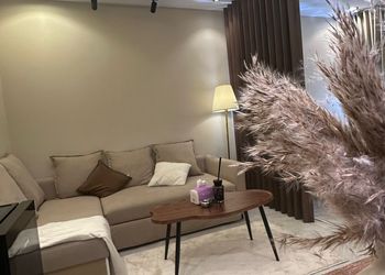 استديو بأثاث مريح وبسيط 