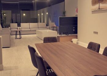 شاليه بصالة مطلة على المسبح 