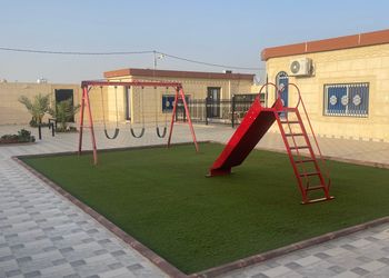 شاليه بمسطح اخضر  ومسبح خارجي