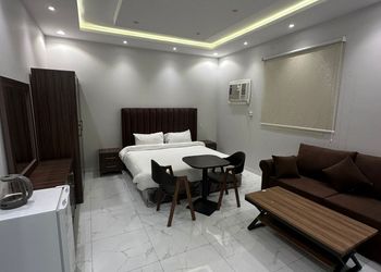 استديو بأثاث مريح وبسيط 
