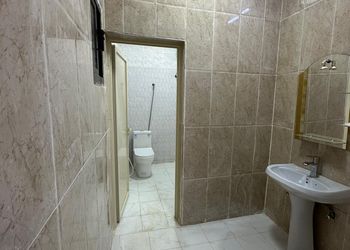 وحدة بمجلس وغرفة نوم وفناء خارجي