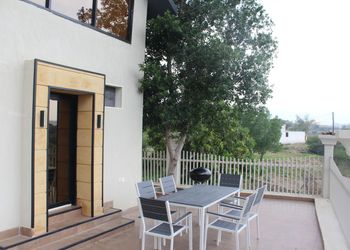 مزرعة بمسطح اخضر