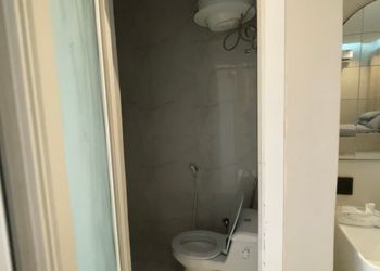 استديو بسرير مريح وأثاث بسيط