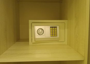 شقة بغرفتين نوم وغرفة معيشة 