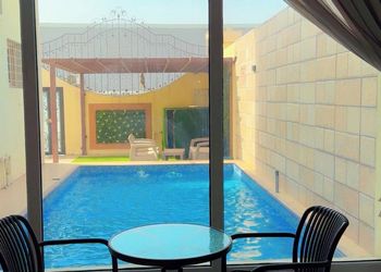 شالية بغرفة نوم مطل على مسبح