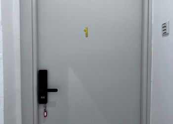 شقة بصالة جلوس وغرفة نوم 