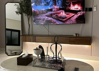 استديو بأثاث مريح وبسيط 