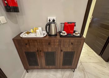 شقة أنيقة وحديثة غرفة وصالة