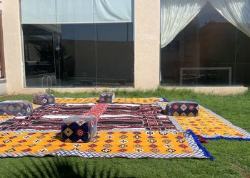 شاليه بجلسة خارجية ومسطح اخضر