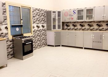 شاليه بجلسة تطل على مسبح خارجي 