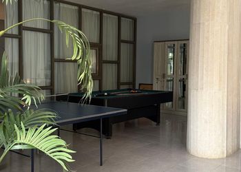 شاليه بمسطح اخضر ومسبح 