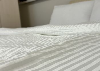 استديو بأثاث مريح وبسيط 