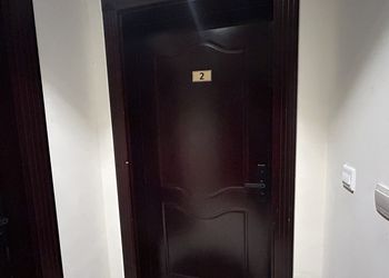 غرفة بأثاث مريح وبسيط