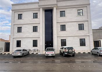 شقة بصالة وغرفة نوم وبأثاث مريح