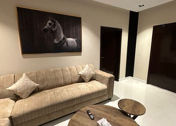 شقة بصالة وغرفة نوم وبأثاث مريح 