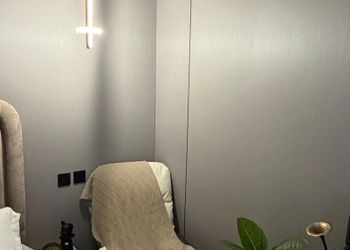 استديو بأثاث مريح وبسيط 