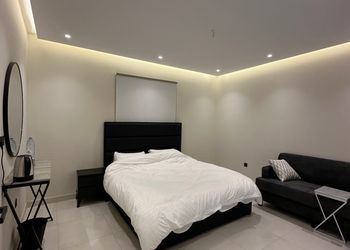 استديو بأثاث مريح وبسيط 