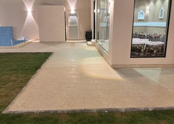 شاليه بمسطح اخضر ومسبح 