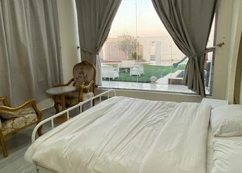 شالية بمجلس مطل على المسبح 