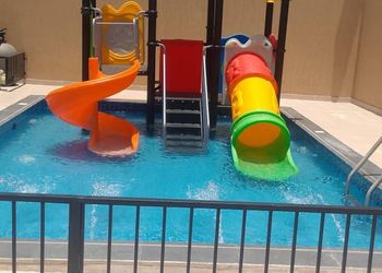 شاليه بألعاب مائية وجلسة خارجية