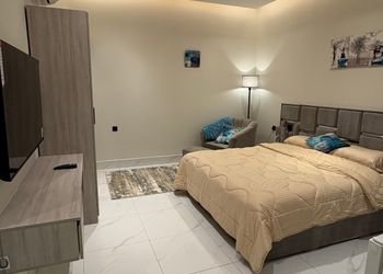 استديو بسرير مريح وأثاث بسيط