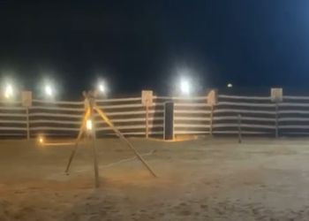 مخيم ببيت شعر واسطبل خيل 