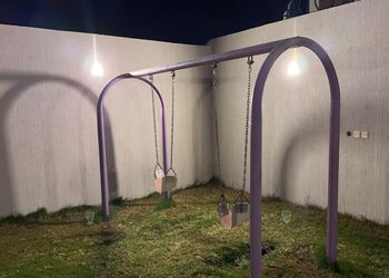 شاليه بمسطح اخضر و مسبح