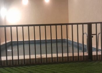 شاليه بمسطح اخضر وجلسة خارجية 