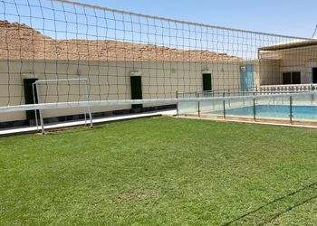 شاليه بجلسة تطل على مسبح خارجي 