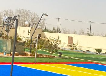 استراحة بألعاب أطفال وملعب كرة 