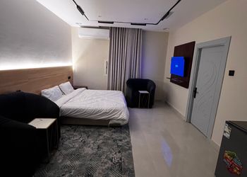 استديو بسرير ماستر وأثاث مريح 