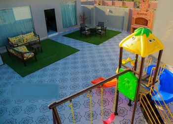 شاليه بجلسة تطل على مسبح داخلي 