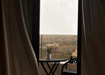 استديو بإطلالة ودخول ذاتي 